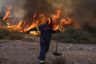 Alors que les feux continuent, un homme a été retrouvé carbonisé sur l'île d'Eubée.